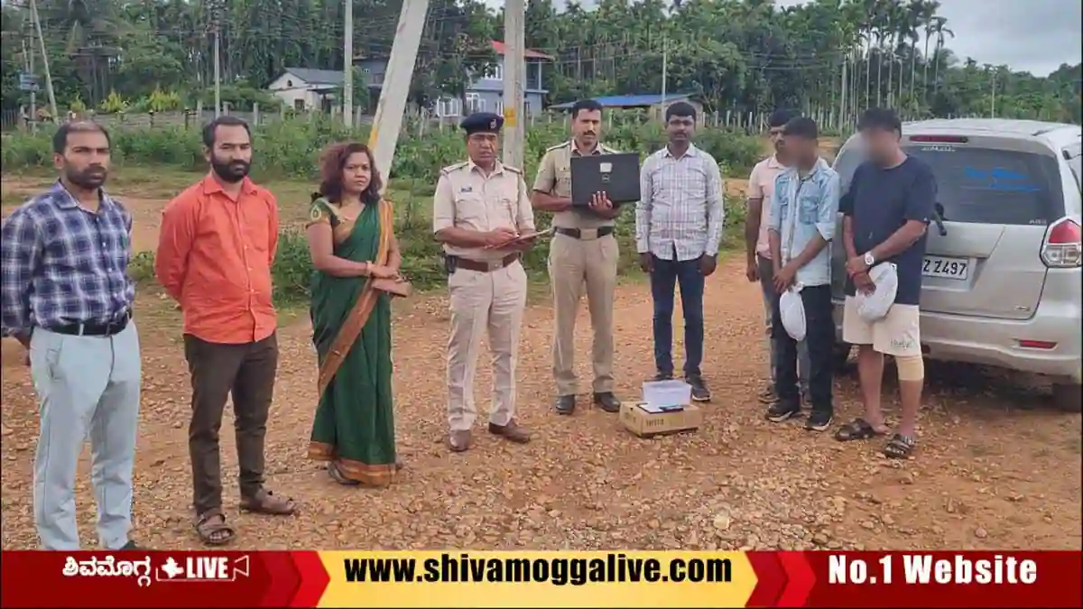 Tahasildhar-Dr-Prathibha-team-raid-two-arrested