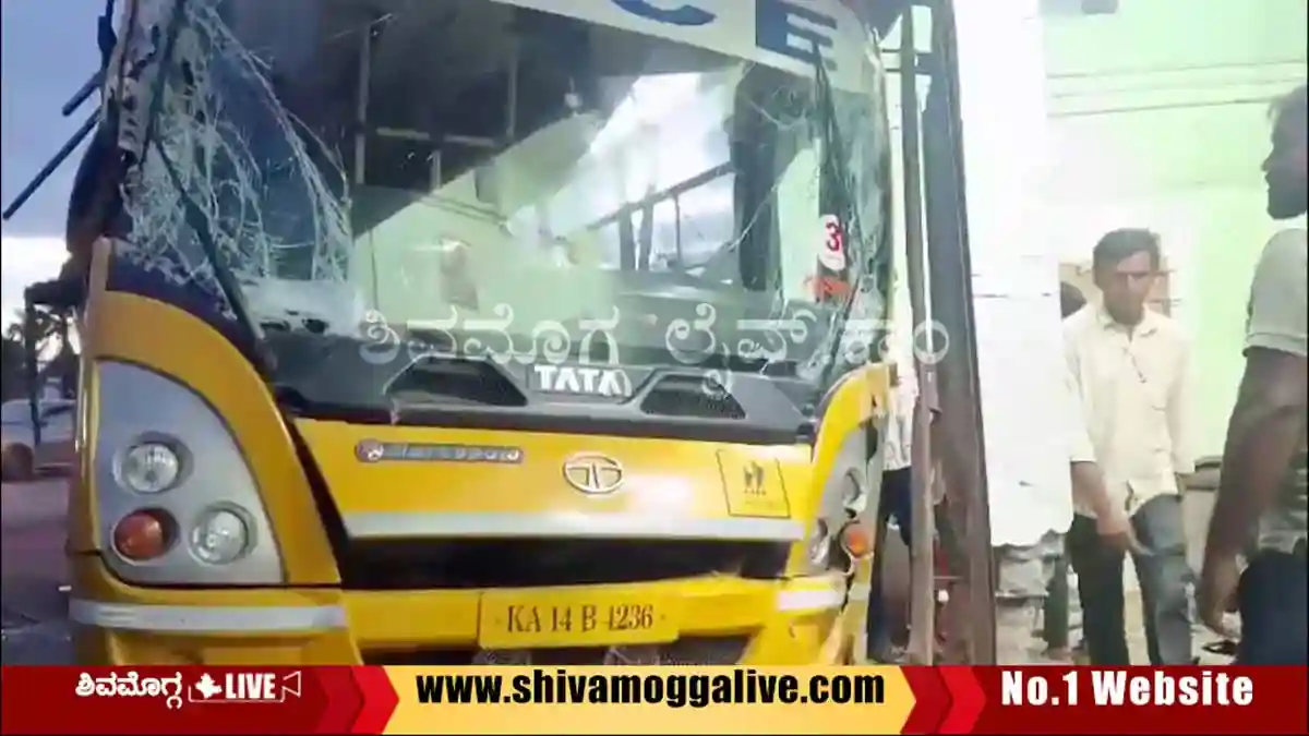 College-Bus-hits-a-Puncture-Shop-near-Jedikatte-in-Bhadravathi.