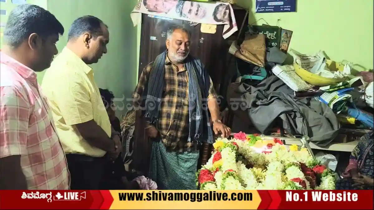 DC-Prabhulinga-Kavalikatti-visits-Manjula-House-at-Bhadravathi