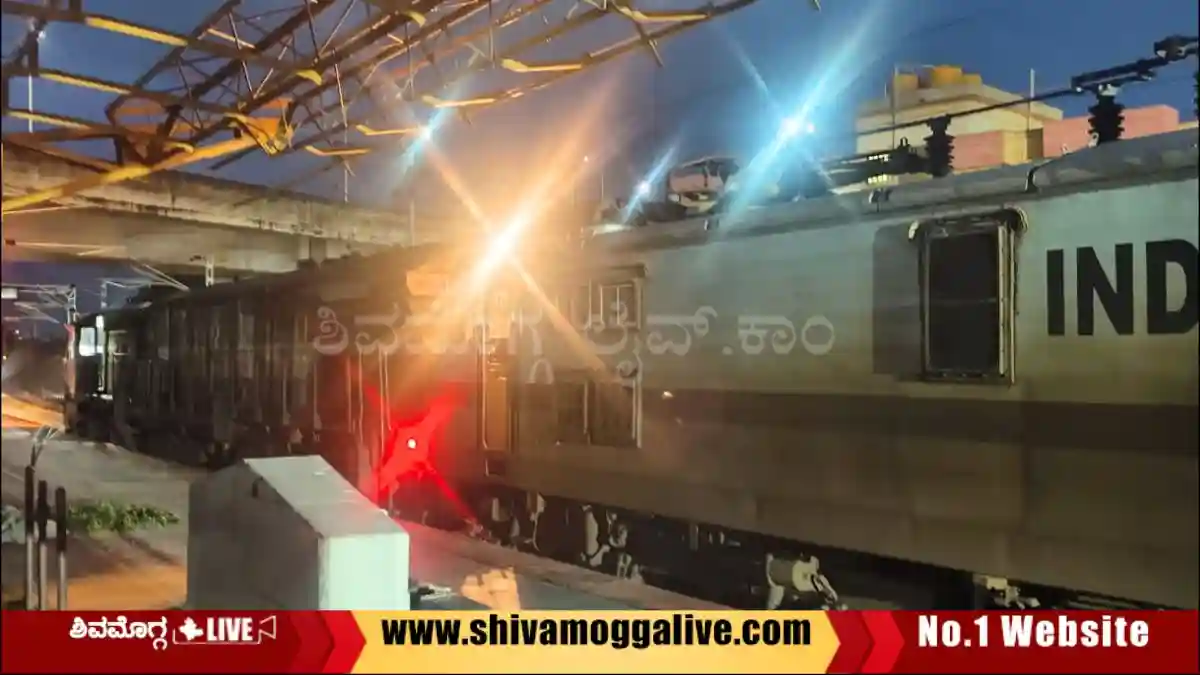 ಜನಶತಾಬ್ದಿ ರೈಲು: ಅರ್ಧ ಗಂಟೆ ವಿಳಂಬ, ಎಲೆಕ್ಟ್ರಿಕ್ ಇಂಜಿನ್ ಮುಂದೆ ಡಿಸೇಲ್ ಇಂಜಿನ್ ಜೋಡಿಸಿ ಚಾಲನೆ 4 ಜನಶತಾಬ್ದಿ ರೈಲು: ಅರ್ಧ ಗಂಟೆ ವಿಳಂಬ, ಎಲೆಕ್ಟ್ರಿಕ್ ಇಂಜಿನ್ ಮುಂದೆ ಡಿಸೇಲ್ ಇಂಜಿನ್ ಜೋಡಿಸಿ ಚಾಲನೆ