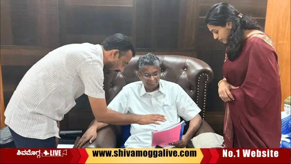 ಶಿವಮೊಗ್ಗದಲ್ಲಿ ನೂತನ ಆಡಳಿತ ಸೌಧಕ್ಕೆ ಒತ್ತಾಯ, ಮಿನಿಸ್ಟರ್ ಭೇಟಿಯಾದ ಚೇತನ್ ಗೌಡ 1 Chethan-Gowda-submits-memorandum-to-Minister-Sathish-Jarakiholi
