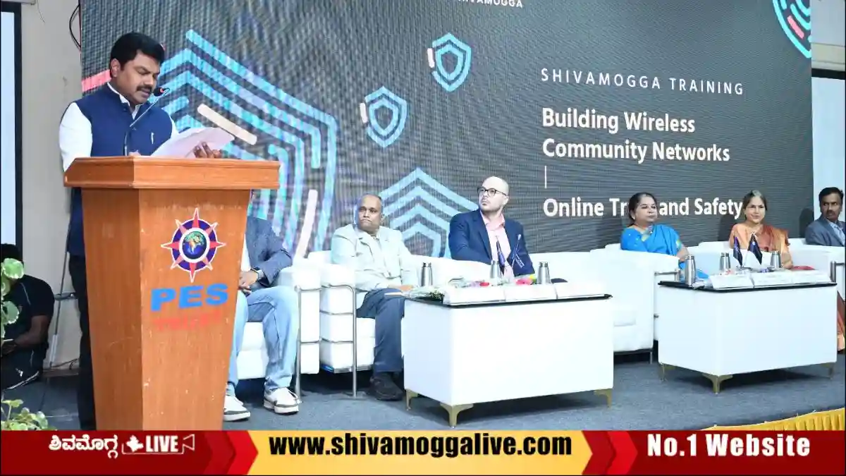 ನೆಟ್ವರ್ಕ್ ಸಮಸ್ಯೆಗೆ ಶಾಶ್ವತ ಮುಕ್ತಿ, ಶಿವಮೊಗ್ಗದ 6 ಗ್ರಾಮಗಳಲ್ಲಿ ಪ್ರಯೋಗ, ಸಂಸದ ರಾಘವೇಂದ್ರ ಹೇಳಿದ್ದೇನು? 3 ನೆಟ್ವರ್ಕ್ ಸಮಸ್ಯೆಗೆ ಶಾಶ್ವತ ಮುಕ್ತಿ, ಶಿವಮೊಗ್ಗದ 6 ಗ್ರಾಮಗಳಲ್ಲಿ ಪ್ರಯೋಗ, ಸಂಸದ ರಾಘವೇಂದ್ರ ಹೇಳಿದ್ದೇನು?