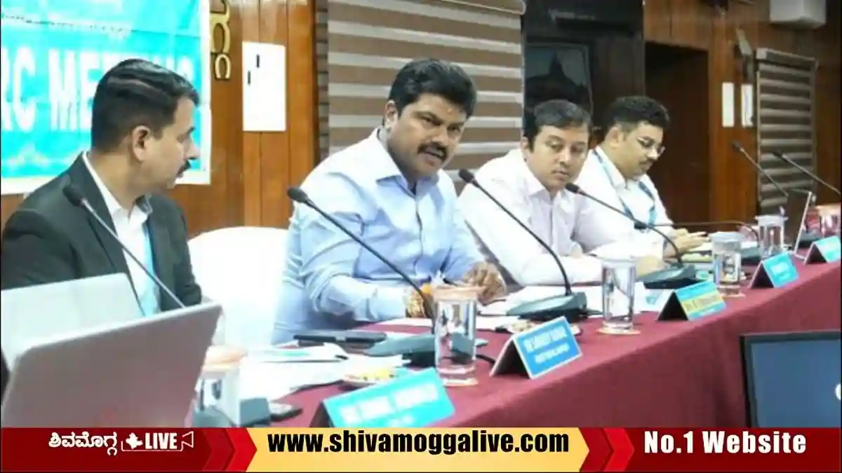ಶೈಕ್ಷಣಿಕ ಸಾಲಕ್ಕೆ ಸಿಬಿಲ್ ಸ್ಕೋರ್ ಸಡಿಲಿಸಿ, ಬ್ಯಾಂಕುಗಳಿಗೆ ಶಿವಮೊಗ್ಗದಲ್ಲಿ ಸಂಸದ ರಾಘವೇಂದ್ರ ಸೂಚನೆ 1 B Y Raghavendra Spoke at DCC DLRC Meeting in Shivamogga