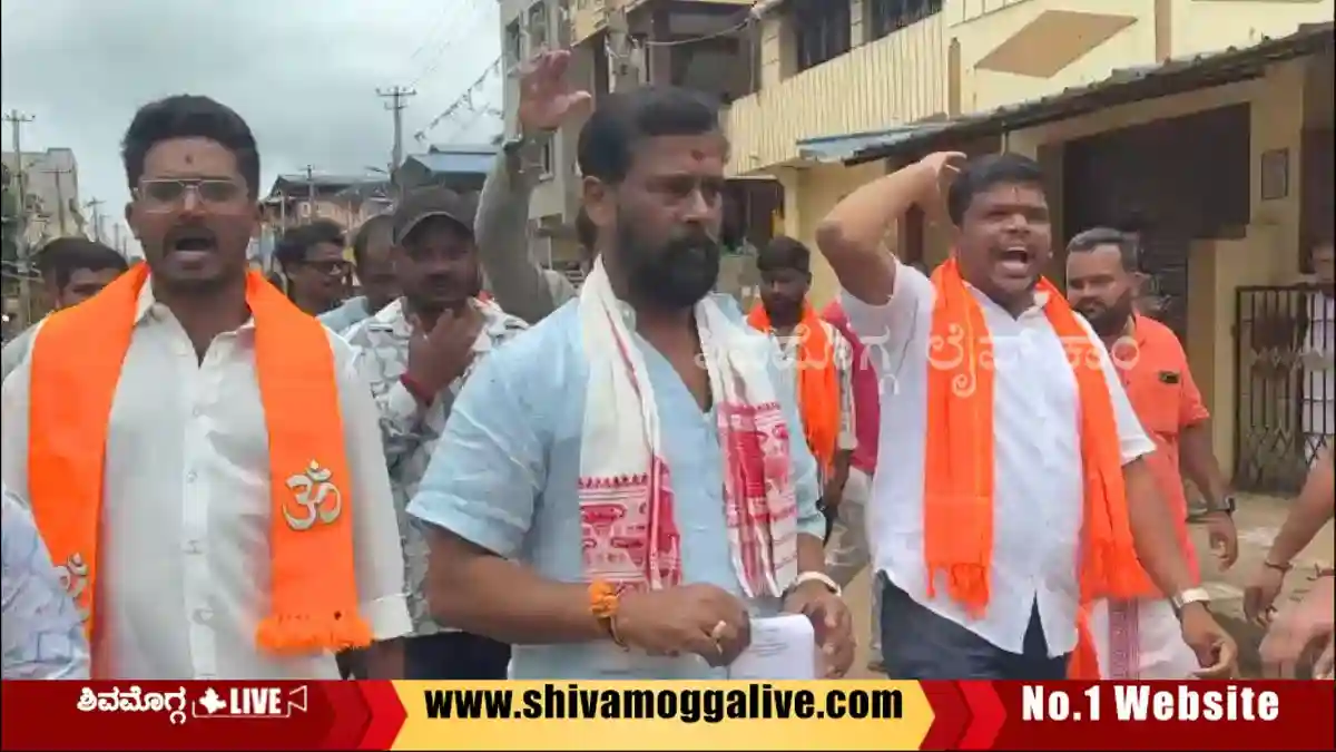 ಶಿಕಾರಿಪುರ ಬಂದ್, ಮುಖ್ಯ ಭಾಷಣಕಾರ ಶರಣ್ ಪಂಪ್ವೆಲ್ಗೆ ನೊಟೀಸ್ ನೀಡಿ ಜಿಲ್ಲೆಯ ಗಡಿದಾಟಿಸಿದ ಪೊಲೀಸ್ 1 Police-issue-notice-to-Sharan-Pumpwell-at-Shikaripura-1.webp