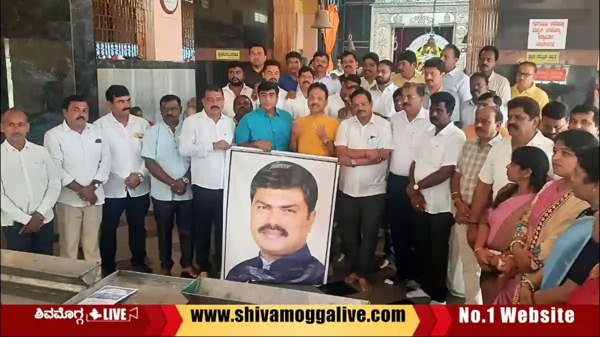 ಸಂಸದ ರಾಘವೇಂದ್ರ ಅಭಿಮಾನಿಗಳಿಂದ ರವೀಂದ್ರನಗರ ಗಣಪತಿ ದೇವಸ್ಥಾನದಲ್ಲಿ ವಿಶೇಷ ಪೂಜೆ 1 Special-Pooja-at-Ravindra-Nagara-Ganapathi-temple-for-B-Y-Raghavendra