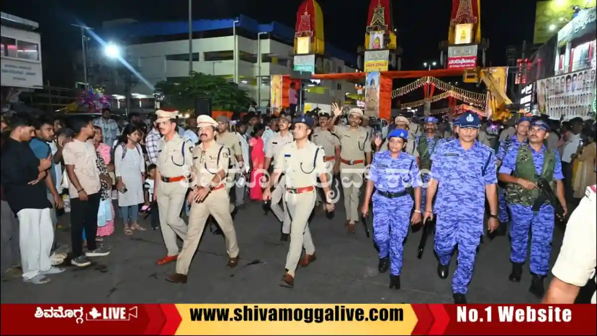 ಶಿವಮೊಗ್ಗದ ವಿವಿಧೆಡೆ ಪೊಲೀಸ್ ಪಥ ಸಂಚಲನ, ಸಿಬ್ಬಂದಿಗೆ ಬ್ರೀಫಿಂಗ್ 1 Police-Route-March-in-shivamogga-city-for-Hindu-Mahasabha