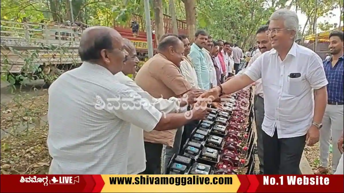Bhadra-KADA-President-Dr-Amshumanth-distributes-Agriculture-equipment