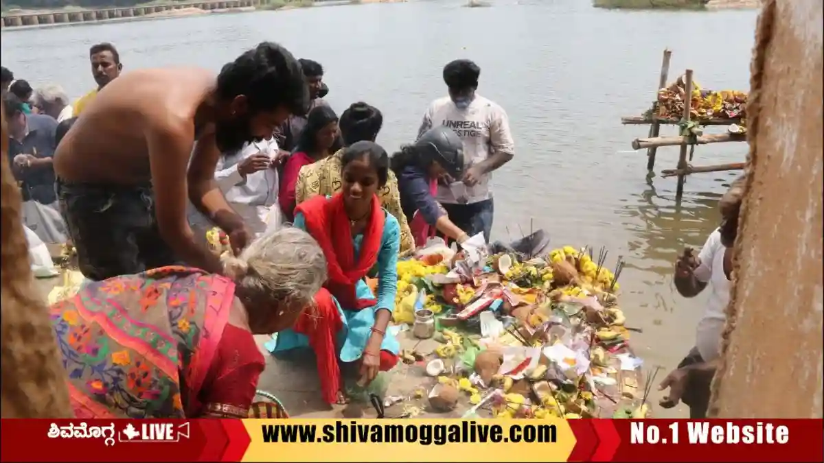 ಮಹಾಲಯ ಅಮಾವಾಸ್ಯೆ, ತುಂಗಾ ನದಿ ಮಂಟಪದ ಬಳಿ ಪಿತೃಗಳಿಗೆ ತರ್ಪಣ 1 Mahalaya-Amavasye-in-Shivamogga-tunga-River