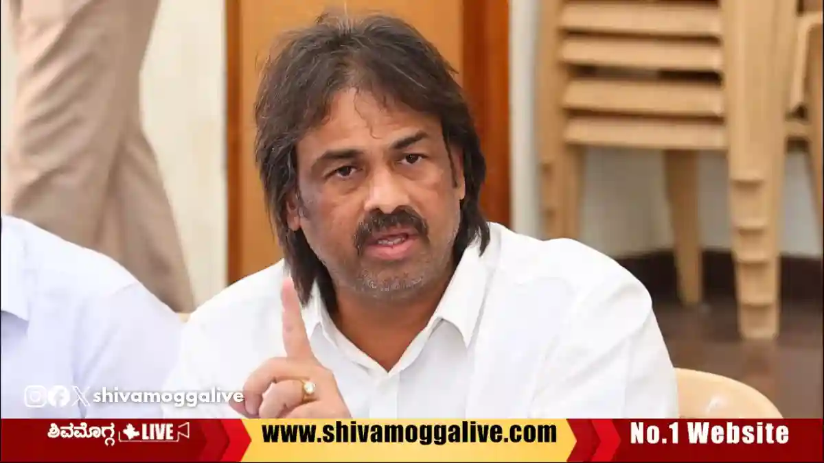 ವಿದ್ಯಾರ್ಥಿಗಳಿಗೆ ವಿತರಿಸಿದ ಶೂ ವಿಚಾರ, ಮಿನಿಸ್ಟರ್ ಏನಂದ್ರು? ಶಿಕ್ಷಕರ ಪ್ರತಿಭಟನೆ ಬಗ್ಗೆ ಹೇಳಿದ್ದೇನು? 1 Minister-Madhu-Bangarappa-Speaks-to-Media-in-Shivamogga