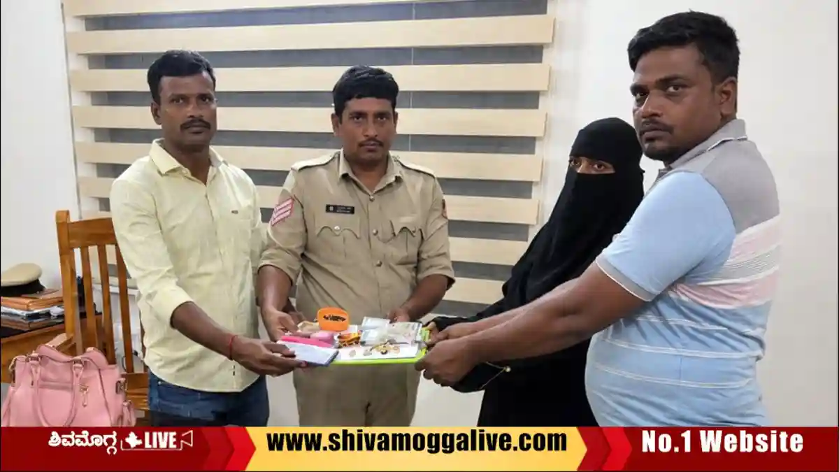 Police-handover-jewels-and-money-to-lady