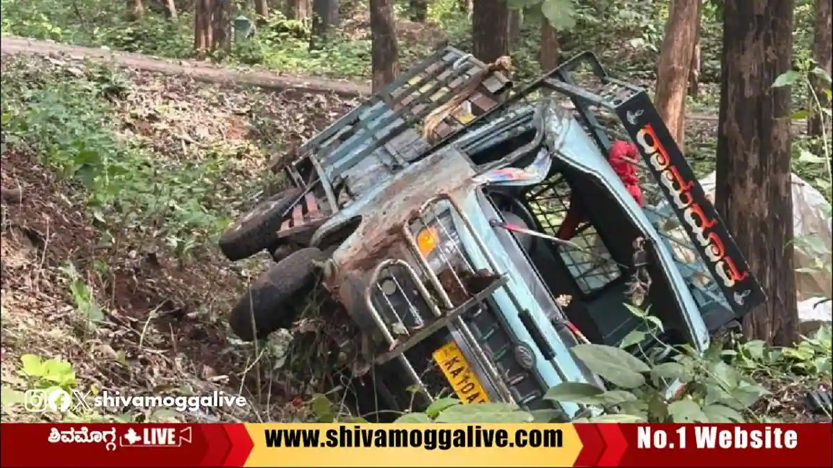 ಹಣಗೆರೆಗೆ ತೆರಳುತ್ತಿದ್ದ ಟಾಟಾ ಏಸ್ ಪಲ್ಟಿ, ದಾವಣಗೆರೆಯ ಭಕ್ತರು ಗಾಯ, ಎಲ್ಲಿ? ಹೇಗಾಯ್ತು ಘಟನೆ? 1 Tata-Ace-Vehicle-Incident-Near-Kallukoppa-in-Thirthahalli-Taluk-Enroute-to-Hanagere-Katte