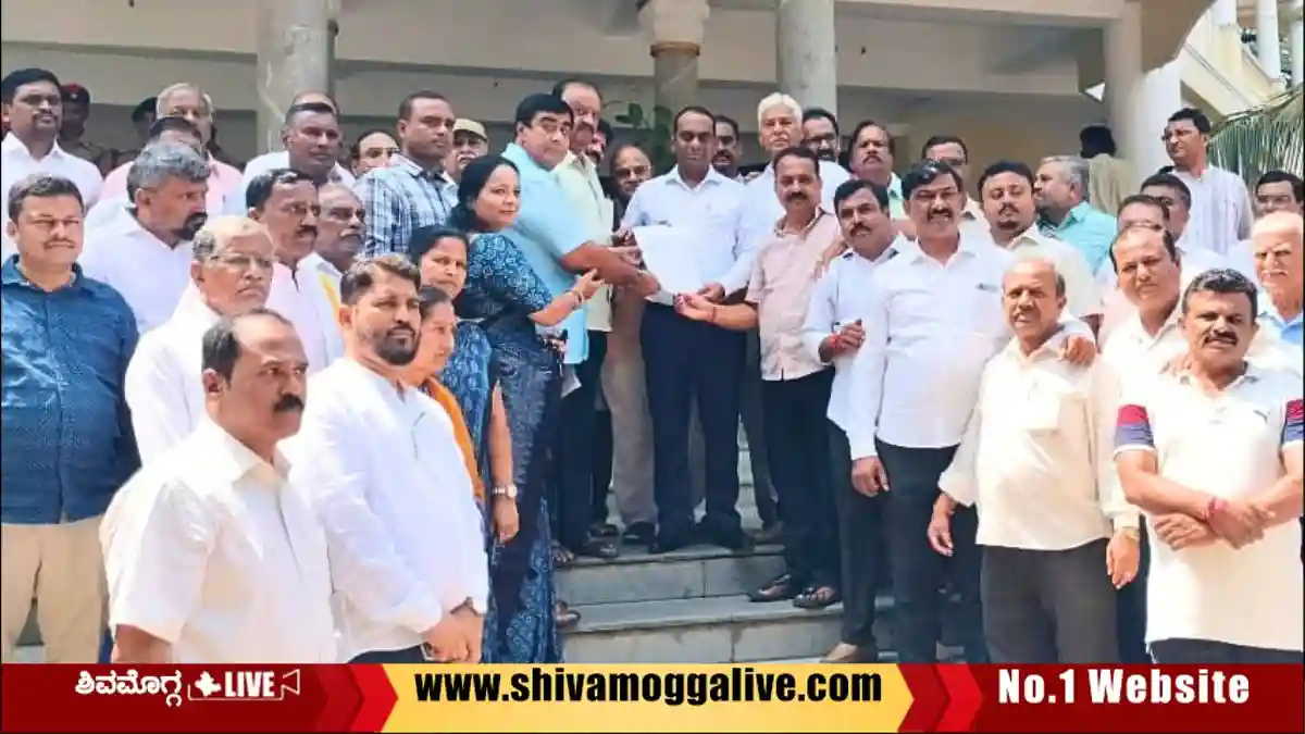 ಸಿಎಂ ಡಿ.ಕೆ.ಶಿವಕುಮಾರ್ ಬಹಿರಂಗ ಕ್ಷಮಾಪಣೆಗೆ ಆಗ್ರಹ, ತಪ್ಪಿದಲ್ಲಿ ಮಠಾಧೀಶರ ನೇತೃತ್ವದಲ್ಲಿ ಹೋರಾಟ 1 Veerashaiva-Lingayath-Leaders-memorandum-to-DC-Prabhulinga-Kavalikatti