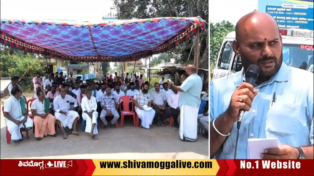 Villagers-blocked-the-Chikka-Kudli-road-in-Shimoga-taluk