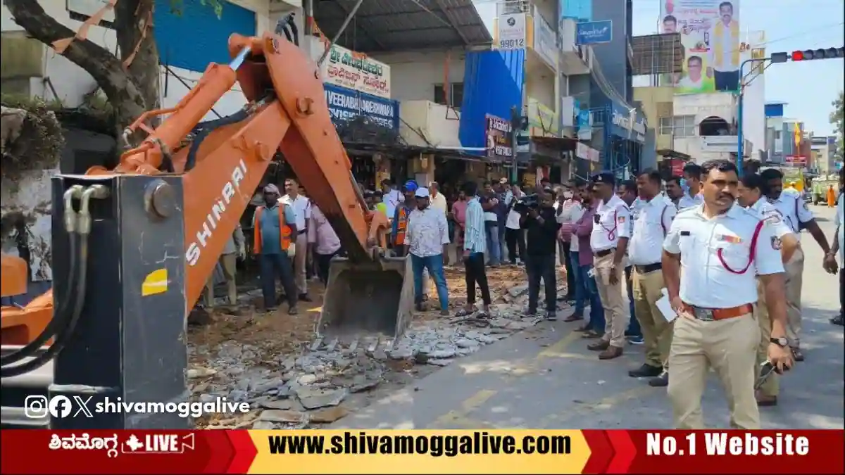 ಶಿವಮೊಗ್ಗದ ಲಕ್ಷ್ಮೀ ಟಾಕೀಸ್ ಸರ್ಕಲ್ನಲ್ಲಿ ಆಪರೇಷನ್ ಫುಟ್ಪಾತ್, ಅಂಗಡಿ ಮುಂಗಟ್ಟು ಕಿತ್ತೊಗೆದ ಜೆಸಿಬಿ 1 traffic-police-and-City-Corporation-clear-footpath-encroachments